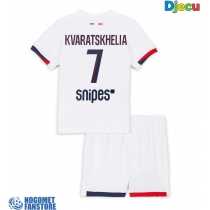Paris Saint-Germain Khvicha Kvaratskhelia #7 Gostujuci Dres za djecu 2025-26 Kratak Rukav (+ Kratke hlače)